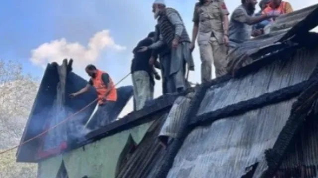 जम्मू के रामबन में मदरसा मसीह-उल-उलूम में लगी आग, पुलिस और सेना ने बचाए आसपास के मकान

